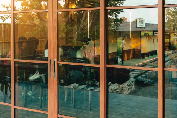 Stängd Glasdörr Fyrkantig Trästruktur Framför Restaurang Med Människor Som Äter — Stockfoto