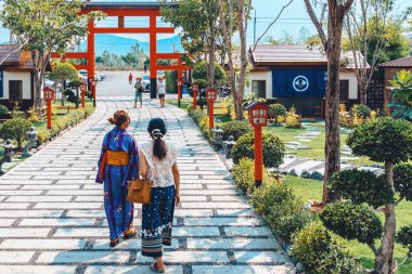 KANCHANABURI -THAILAND, 30 Mart 2023: Kimliği belirlenemeyen turistler Tomi Edo Park 'ta Japon tarzında dekore edilmiş güzel bir bahçesi olan restoran ve kafeyle fotoğraf çekmeye geliyorlar. Dışarıda rahatla.