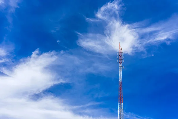 Telecommunication Radio Wave Signal Tower Red White Cloudy Steel Truss — Stockfoto