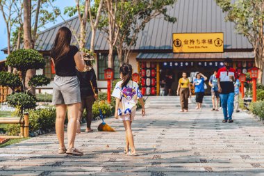 KANCHANABURI -THAILAND, 1 Nisan 2023: Kimliği belirsiz turistler Tomi Edo Parkı 'nda Japon tarzında dekore edilmiş güzel bir bahçesi olan restoran ve kafeyle fotoğraf çekmeye geliyorlar. Dışarıda rahatla..