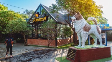 PHITSANULOK - THAILAND, 11 Aralık 2020: Bang Kaeo türünün beyaz kahverengi köpeğinin güzel bir heykeli Tayland 'da PTT benzin istasyonundaki Amazon kahve dükkanının önündeki Phitsanulok turizminin sembolüdür..