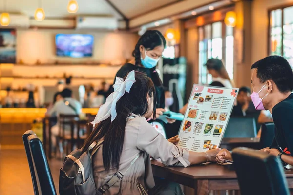 Kanchanaburi Tailandia Abril 2023 Turistas Identificados Vienen Visitar Almorzar Tomar — Foto de Stock