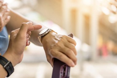 Yakından bakınca, bir erkeğin bir kadına uygulamayı akıllı gözlerle nasıl kullanacağını öğrettiği görülüyor. Erkek, spor salonunda egzersiz yapmadan önce kadına akıllı yayı nasıl kullanacağını öğretir. İnsanlar için yaşam tarzı teknolojisi kavramı.