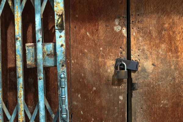 Starý Zlatý Ocelový Zámek Poškozené Zrezivělé Ocelové Dveře Dřevěných Dveřích — Stock fotografie