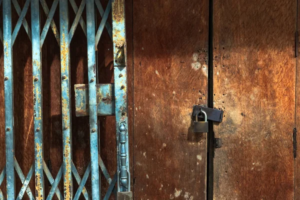 Starý Zlatý Ocelový Zámek Poškozené Zrezivělé Ocelové Dveře Dřevěných Dveřích — Stock fotografie