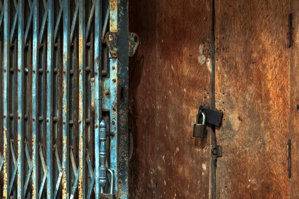 Fechadura Aço Ouro Velho Porta Aço Danificada Enferrujada Porta Madeira — Fotografia de Stock