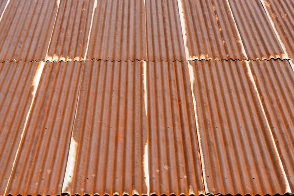 지붕의 빈티지 스타일의 텍스처 금속판이야 금속이나 측선을 파괴해 갈탄으로 뒤덮인 — 스톡 사진