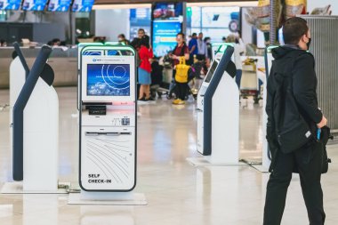 BANGKOK-THAILAND, FEBRUARY 20. 2023: Suvarnabhumi Uluslararası Havalimanı 'nda otomatik giriş veya self servis makinesi. İnsanların hizmetinde yenilik, otomasyon, personel azaltma konsepti.