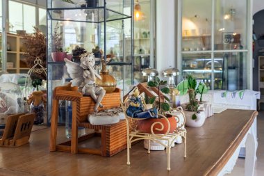 KANCHANABURI-THAILAND, 30 HAZİRAN 2023: Villa La Flora 'da modern tarzdaki rahat restoranın modern kahve kafesinin güzel iç manzarası. Kafe ve Restoran içi.