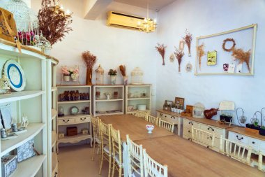 KANCHANABURI-THAILAND, 30 HAZİRAN 2023: Villa La Flora 'da modern tarzdaki rahat restoranın modern kahve kafesinin güzel iç manzarası. Kafe ve Restoran içi.