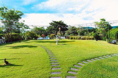 KANCHANABURI-THAILAND, 30 HAZİRAN 2023: Villa La Flora 'da modern tarzdaki rahat restoranın modern kahve kafesinin güzel dış görünüşü veya dekorasyonu. Kahve evi ya da restoranın dışı.