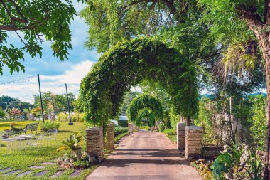 KANCHANABURI-THAILAND, 30 HAZİRAN 2023: Villa La Flora 'da modern tarzdaki rahat restoranın modern kahve kafesinin güzel dış görünüşü veya dekorasyonu. Kahve evi ya da restoranın dışı.