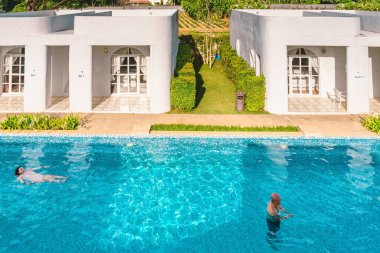 KANCHANABURI-THAILAND, 30 HAZİRAN 2023: Villa La Flora 'da modern tarzda rahat bir pansiyonun çatı katı tarzı veya dekorasyonunda modern tatil köyünün güzel dış görünüşü. Bahçedeki güzel bir tatil köyü ya da otel..