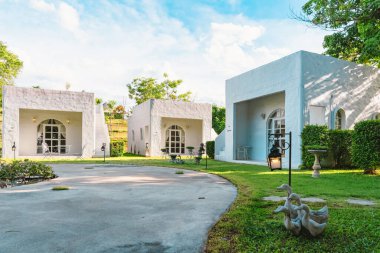 KANCHANABURI-THAILAND, 30 HAZİRAN 2023: Villa La Flora 'da modern tarzda rahat bir pansiyonun çatı katı tarzı veya dekorasyonunda modern tatil köyünün güzel dış görünüşü. Bahçedeki güzel bir tatil köyü ya da otel..