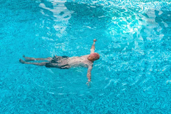 Kanchanaburi Thailand June 2023 俯瞰未知快乐的亚洲老人在维拉弗洛拉别墅舒适舒适的游泳池里游泳和漂浮 美丽的度假胜地 — 图库照片