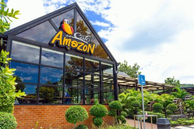 KANCHANABURI, THAILAND-HAZİRAN 6 Temmuz 2023: PTT Petrol istasyonunda doğa koşullarına sahip Amazon Kafe 'nin güzel dış manzarası. Cafe Amazon Tayland 'da ünlü bir Tayland kahve dükkanıdır..