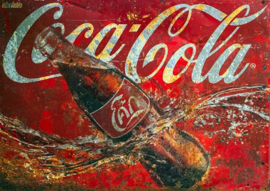KANCHANABURI, THAILAND-JUNE 28,2023: Rim Nam kafeteryasında eski moda Coca Cola logo afişi, eski paslı ve kırık çinko Coke meşrubat tabağı tabelası reklamı.