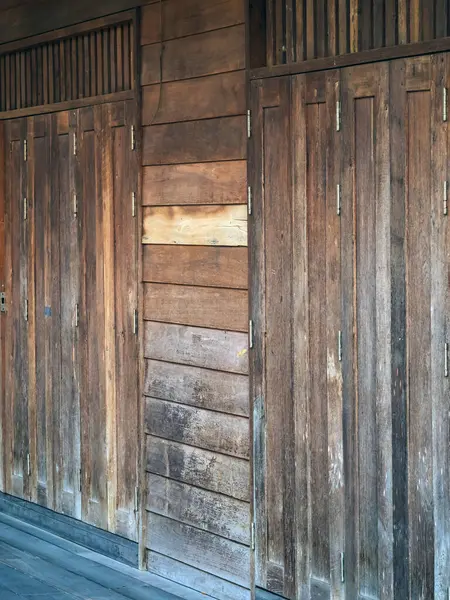 传统的木制折叠门亚洲风格的框架 泰国传统木门的历史建筑 漂亮的复古木制折叠门 在黄昏的阳光下锁住了 古董门 — 图库照片