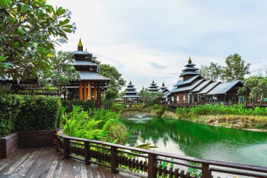 CHONBURI-THAILAND, 12 AĞUSTOS 2023: Bo Thong Buri otel ve restoranındaki ahşap mimarinin güzel manzarası. Turizm için Bali tarzında inşa.