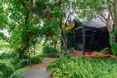 KANCHANABURI, THAILAND-HAZİRAN 1,2023: PTT Petrol istasyonunda doğa koşullarına sahip Amazon Kafe 'nin güzel dış manzarası. Cafe Amazon Tayland 'da ünlü bir Tayland kahve dükkanıdır..