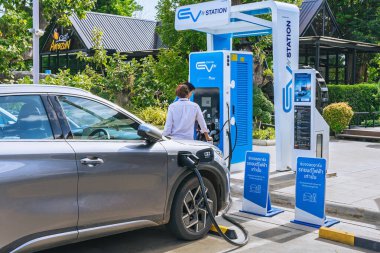 KANCHANABURI-THAILAND, 19 Ağustos 2023: Elektrikli arabayı şarj ederken BYD EV 'yi kablolu EV ile şarj etmek. PTT benzin istasyonundaki elektrikli araba için servis istasyonu..
