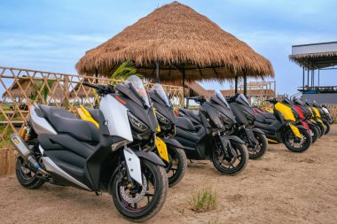 KANCHANABURI, THAILAND - 20 EKİM 2019: Yamaha X-Max 300 büyük motosiklet çetesi Sampanna Kafe ve lokantasında turladıktan sonra buluşmak ve toplanmak için sıraya girmişti..