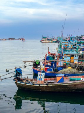 PHETCHABURI-THAILAND, Ekim 23, 2022: Akşam Phoo Chuk Köprüsü 'nde deniz manzaralı çeşitli renkli balıkçı teknelerinin güzel manzarası. Balıkçı tekneleri balıkçı köyüne yanaştı.