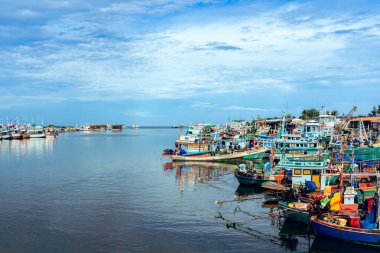 PHETCHABURI-THAILAND, 20 Ağustos 2022: Akşam Phoo Chuk Köprüsü 'nde deniz manzaralı çeşitli renkli balıkçı teknelerinin güzel manzarası. Balıkçı tekneleri balıkçı köyüne yanaştı.