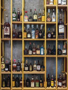 NAKHON SI THAMMARAT, THAILAND - 26. 2023 NİSAN: Kafenin içi güzel antika koleksiyonlarla dekore edilmiş ve 8 OCT 'de nefis kahveyle rahatlamak için mükemmel koltuklar..