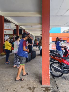 NAKHON SI THAMMARAT - 25 Kasım 2023: tanımlanamayan yolcular ve turistler ve NAKHON SI THAMMARAT tren istasyonundaki atmosfer. Güney Tayland 'daki tren istasyonu..