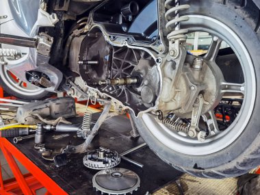 Motosiklet kayışı ve debriyaj sisteminin parçaları ve kuru debriyaj sistemi, kilometreye göre motosiklet denetimi, servis ve bakım. Motosikletin kemer sürücüsü iletim rotasyonu.