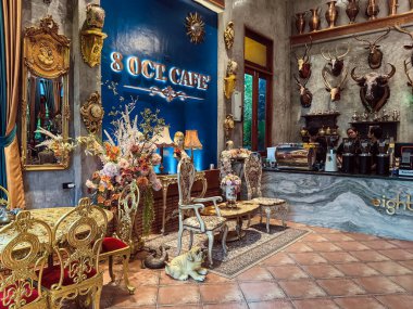 NAKHON SI THAMMARAT, THAILAND - 26. 2023 NİSAN: Kafenin içi güzel antika koleksiyonlarla dekore edilmiş ve 8 OCT 'de nefis kahveyle rahatlamak için mükemmel koltuklar..