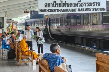 NAKHON SI THAMMARAT - 25 Kasım 2023: tanımlanamayan yolcular ve turistler ve NAKHON SI THAMMARAT tren istasyonundaki atmosfer. Güney Tayland 'daki tren istasyonu..