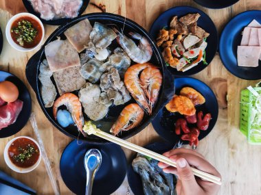 Kömür ızgarasında tereyağlı ızgara ızgara deniz ürünleri bifteği ve domuz ızgara. Izgara karides, domuz eti ve mürekkepbalığıyla ızgara deniz ürünleri. Lezzetli ızgara ve tereyağlı yemek.