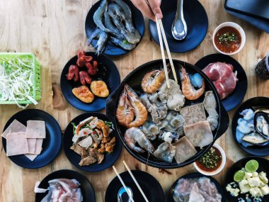 Kömür ızgarasında tereyağlı ızgara ızgara deniz ürünleri bifteği ve domuz ızgara. Izgara karides, domuz eti ve mürekkepbalığıyla ızgara deniz ürünleri. Lezzetli ızgara ve tereyağlı yemek.