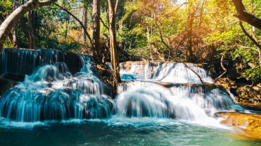 Huai mae khamin şelalesinin güzel Srinakarin ulusal parkı Kanchanaburi thailand 'da. Şelale, sonbahar ve yaz mevsimlerinde temiz zümrüt suyu tatil için kayalarla ormandaki yeşil ağaçta dinlenir..