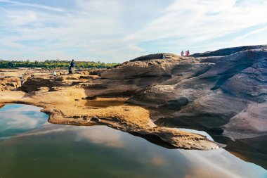 Tayland 'daki Büyük Kanyon, Mekong Nehri' ndeki kaya kanyonu, Mekong Nehri 'ndeki kuru kaya resifi ve dağ tepeleri. Sam Phan Bok 'un görüntüsüne Tayland Vadisi denir. Doğa manzarası arka planı.