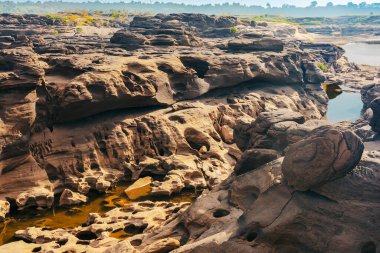 Tayland 'daki Büyük Kanyon, Mekong Nehri' ndeki kaya kanyonu, Mekong Nehri 'ndeki kuru kaya resifi ve dağ tepeleri. Sam Phan Bok 'un görüntüsüne Tayland Vadisi denir. Doğa manzarası arka planı.