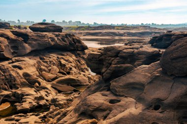 Tayland 'daki Büyük Kanyon, Mekong Nehri' ndeki kaya kanyonu, Mekong Nehri 'ndeki kuru kaya resifi ve dağ tepeleri. Sam Phan Bok 'un görüntüsüne Tayland Vadisi denir. Doğa manzarası arka planı.