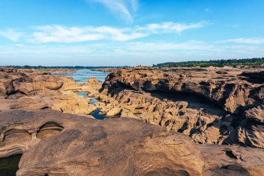 Tayland 'daki Büyük Kanyon, Mekong Nehri' ndeki kaya kanyonu, Mekong Nehri 'ndeki kuru kaya resifi ve dağ tepeleri. Sam Phan Bok 'un görüntüsüne Tayland Vadisi denir. Doğa manzarası arka planı.