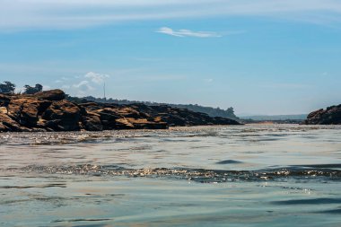Mekong Nehri 'nin en dar kısmının güzel manzarası. Ubon Ratchathani Eyaleti 'ndeki Mekong Nehri' nin en dar noktası Tayland ve Laos sınırıdır. Güzel doğa manzarası arka planı.