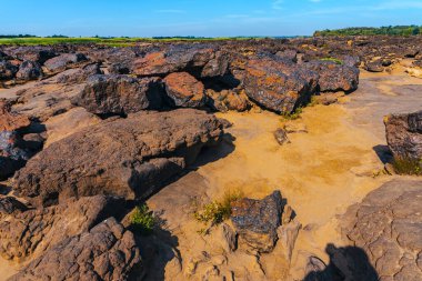 Tayland 'daki Büyük Kanyon, Mekong Nehri' ndeki kaya kanyonu, Mekong Nehri 'ndeki kuru kaya resifi ve dağ tepeleri. Sam Phan Bok 'un görüntüsüne Tayland Vadisi denir. Doğa manzarası arka planı.