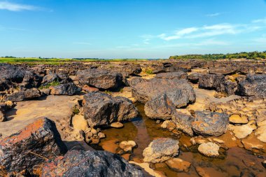 Tayland 'daki Büyük Kanyon, Mekong Nehri' ndeki kaya kanyonu, Mekong Nehri 'ndeki kuru kaya resifi ve dağ tepeleri. Sam Phan Bok 'un görüntüsüne Tayland Vadisi denir. Doğa manzarası arka planı.
