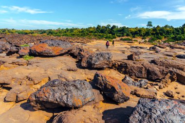 Tayland 'daki Büyük Kanyon, Mekong Nehri' ndeki kaya kanyonu, Mekong Nehri 'ndeki kuru kaya resifi ve dağ tepeleri. Sam Phan Bok 'un görüntüsüne Tayland Vadisi denir. Doğa manzarası arka planı.