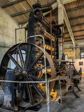 KANCHANABURI, THAILAND - 2 Şubat 2024: Eski bir 2. Dünya Savaşı dönemine ait eski bir kağıt fabrikasında (Kanchanaburi 'nin Yeni Tarihi Simgesi) antika materyal, ekipman, alet ve teknolojinin iç görünümü).