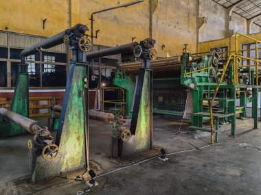 KANCHANABURI, THAILAND - 2 Şubat 2024: Eski bir 2. Dünya Savaşı dönemine ait eski bir kağıt fabrikasında (Kanchanaburi 'nin Yeni Tarihi Simgesi) antika materyal, ekipman, alet ve teknolojinin iç görünümü).