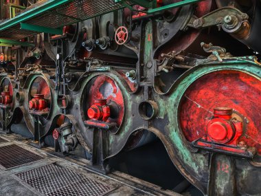 KANCHANABURI, THAILAND - 2 Şubat 2024: Eski bir 2. Dünya Savaşı dönemine ait eski bir kağıt fabrikasında (Kanchanaburi 'nin Yeni Tarihi Simgesi) antika materyal, ekipman, alet ve teknolojinin iç görünümü).