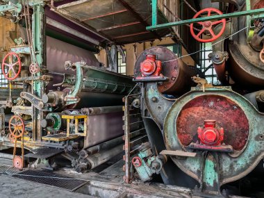 KANCHANABURI, THAILAND - 2 Şubat 2024: Eski bir 2. Dünya Savaşı dönemine ait eski bir kağıt fabrikasında (Kanchanaburi 'nin Yeni Tarihi Simgesi) antika materyal, ekipman, alet ve teknolojinin iç görünümü).