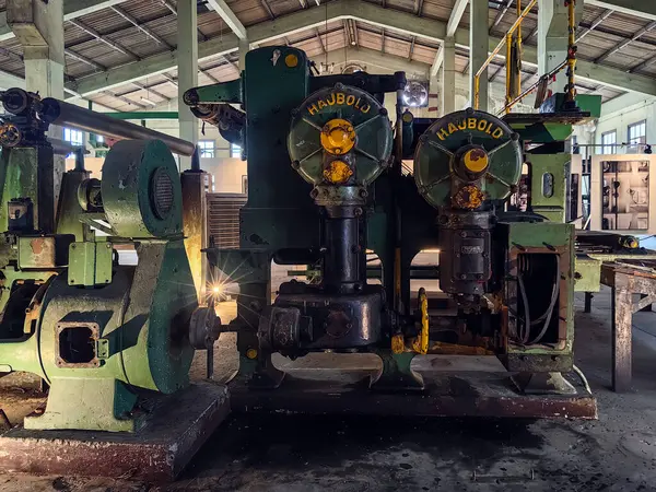 KANCHANABURI, THAILAND - 2 Şubat 2024: Eski bir 2. Dünya Savaşı dönemine ait eski bir kağıt fabrikasında (Kanchanaburi 'nin Yeni Tarihi Simgesi) antika materyal, ekipman, alet ve teknolojinin iç görünümü).