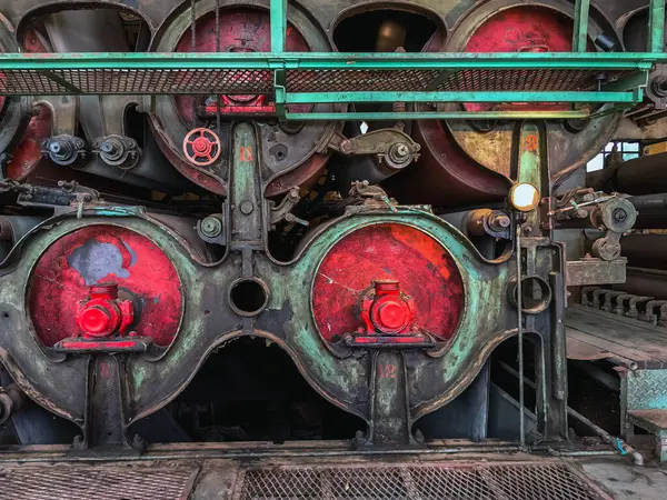 KANCHANABURI, THAILAND - 2 Şubat 2024: Eski bir 2. Dünya Savaşı dönemine ait eski bir kağıt fabrikasında (Kanchanaburi 'nin Yeni Tarihi Simgesi) antika materyal, ekipman, alet ve teknolojinin iç görünümü).